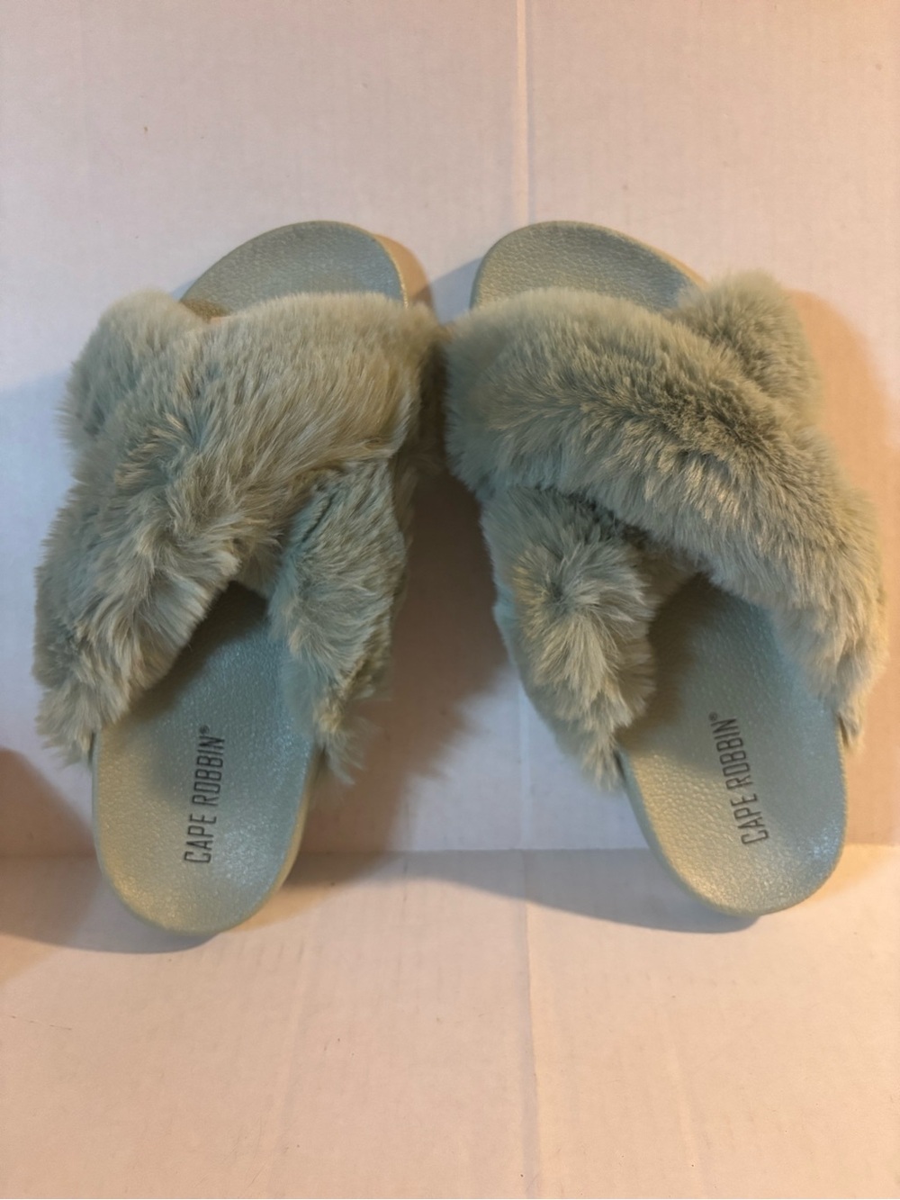 Cape Robbin Plush Crisscross Slides in mint size 11